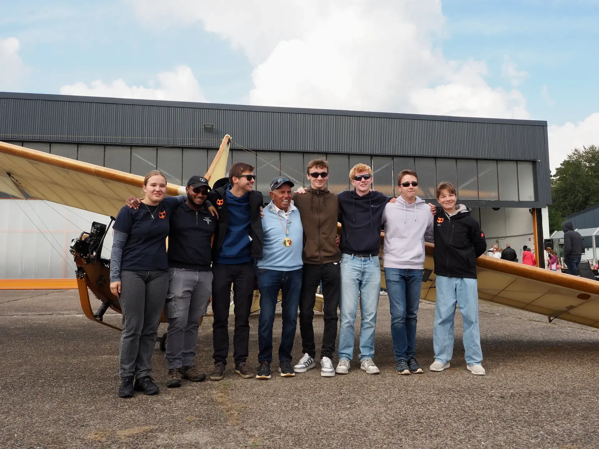 Jugendliche beim Segelfliegen
