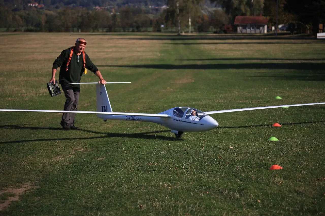 RC-Modellflugzeug in der Luft